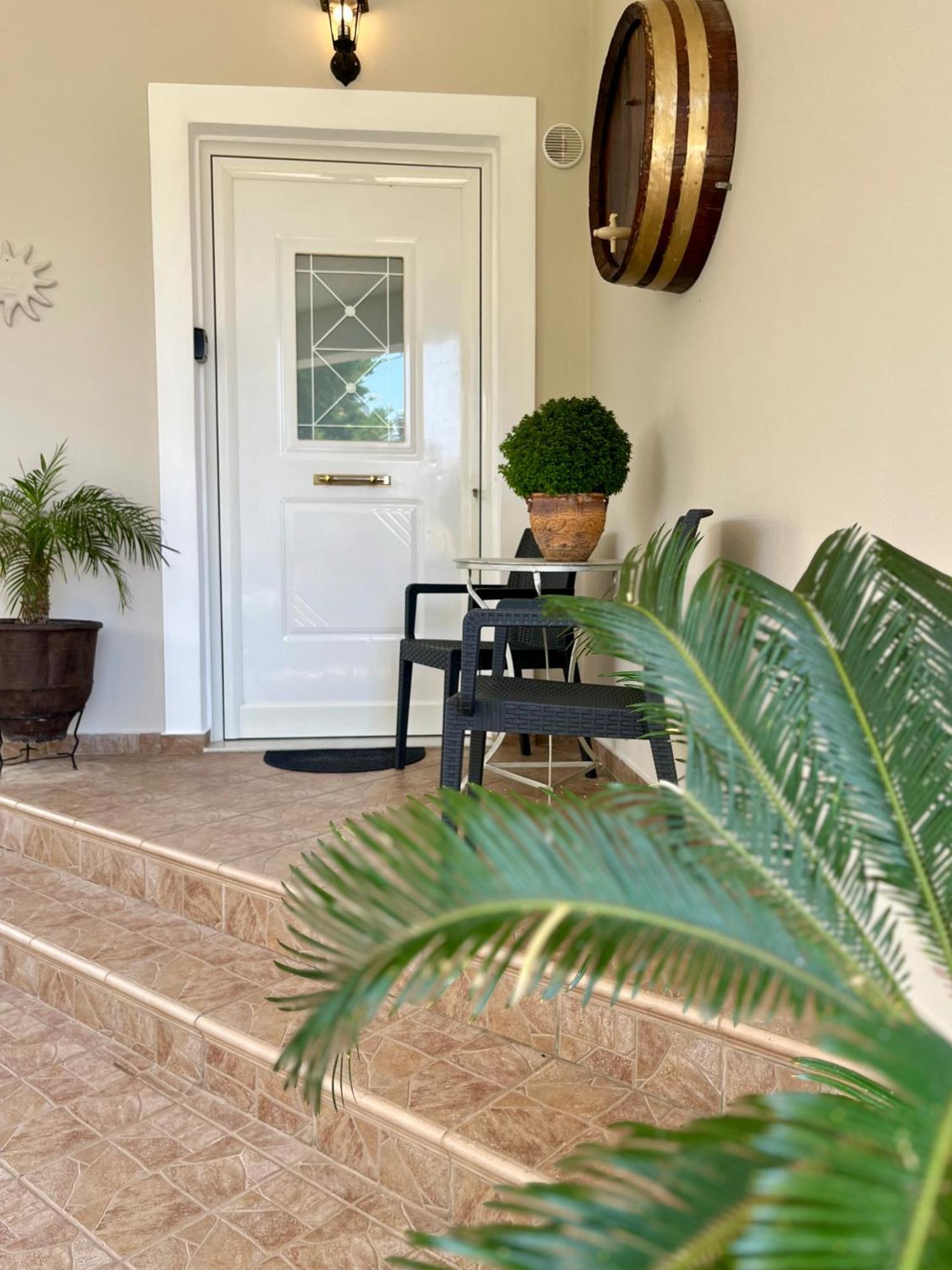 Lia'S Luxury Apartment - Near Airport Koropion Exterior photo